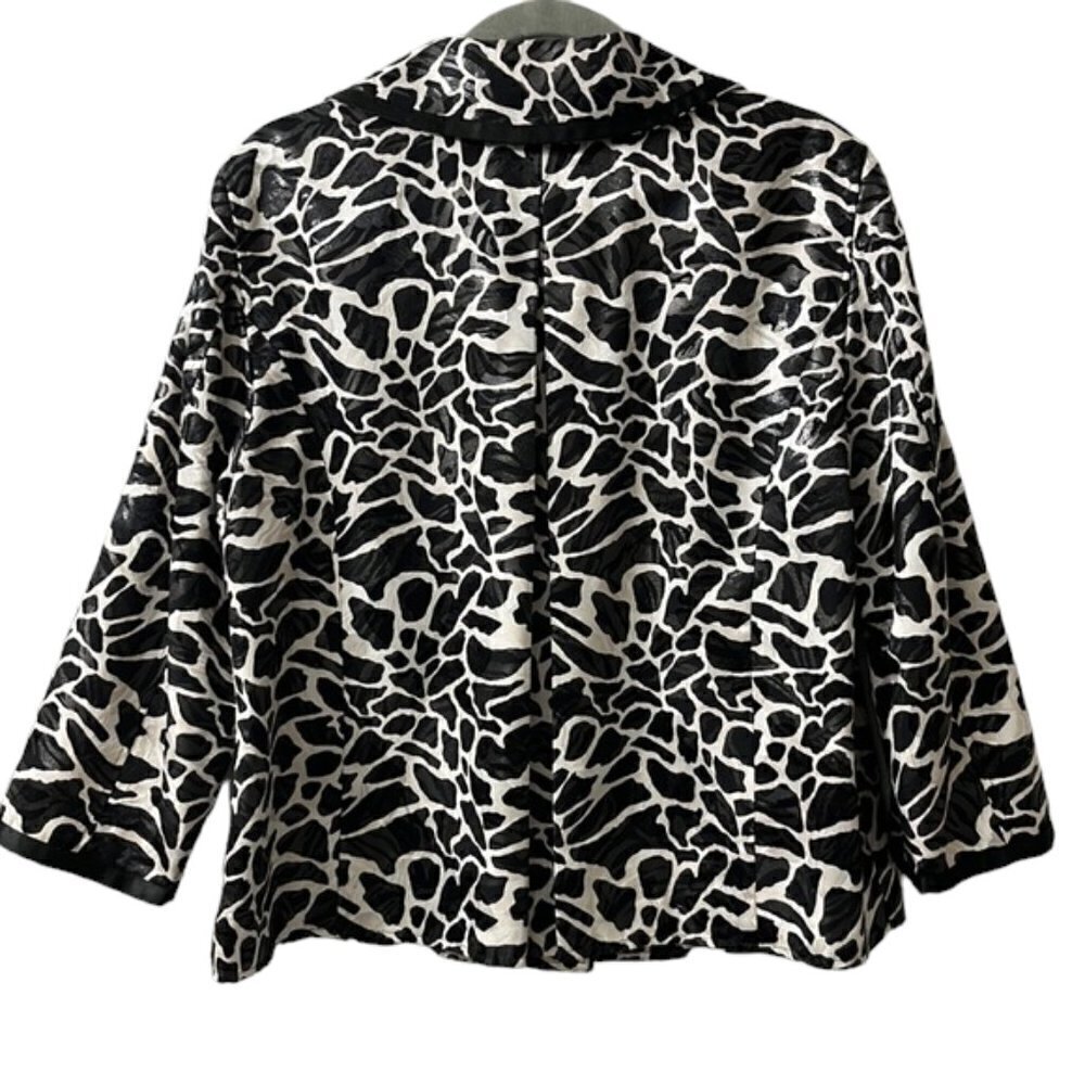 Chico's Women's Shiny Black & White Giraffe Print Cropped Spring Jacket Medium - Picture 6 of 10